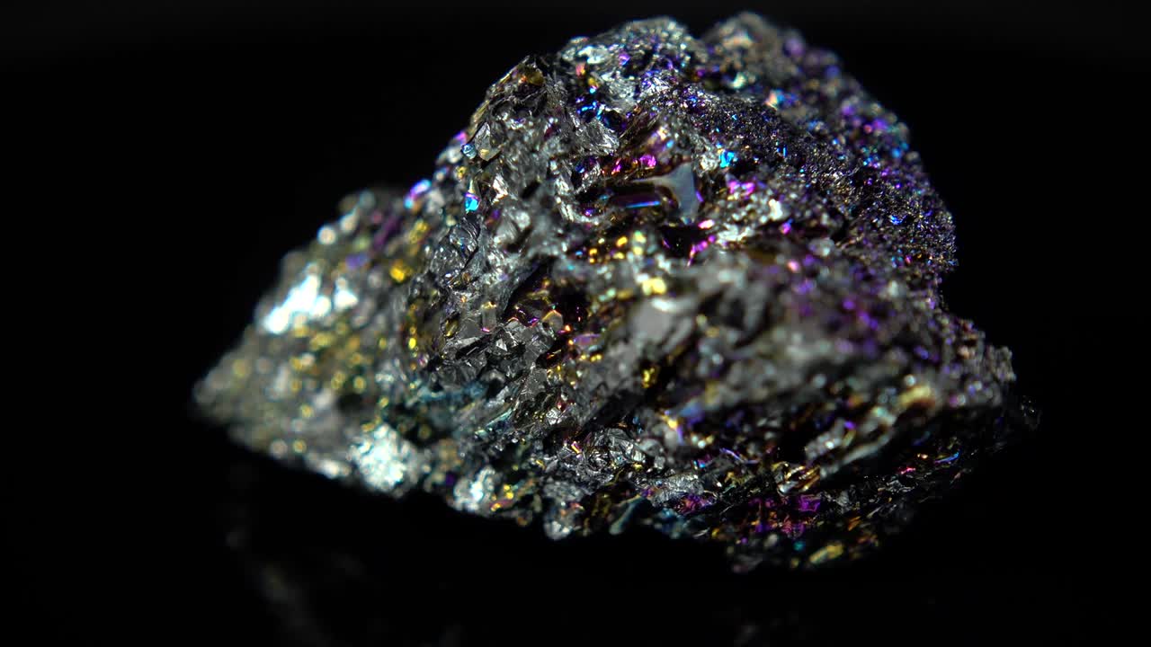 검은색 배경 앞에 금속 미네랄 (실리콘 탄화물) 을 원활하게 회전시니다.