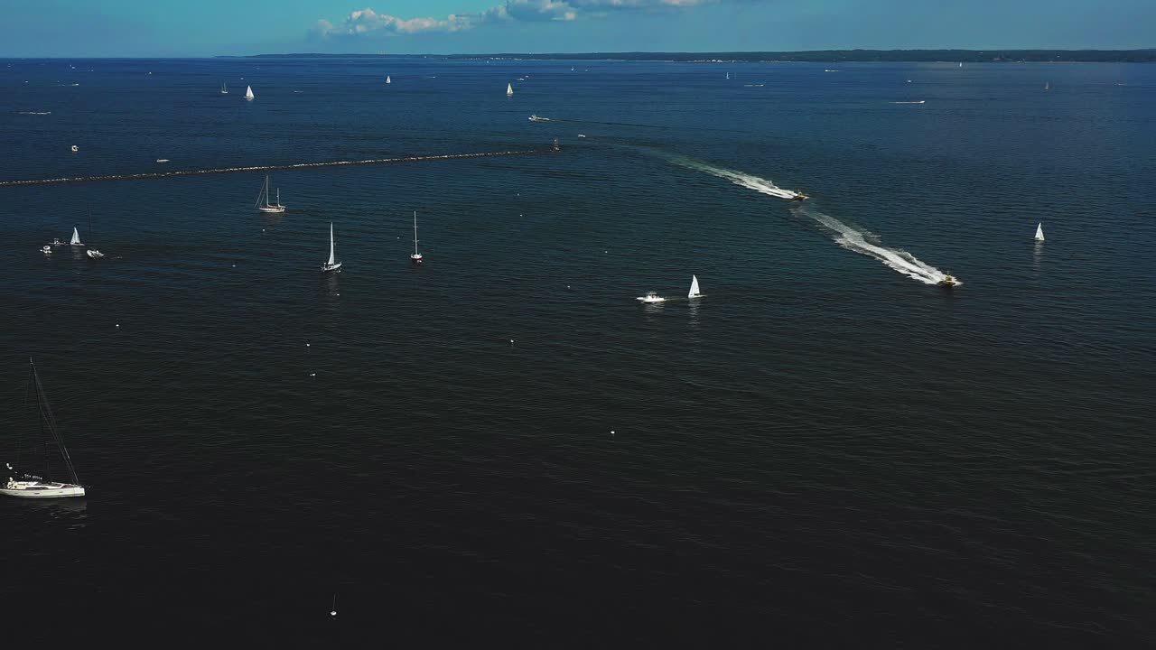 imágenes de drones panorámicos de yates y barcos en un puerto en el noreste en un día de verano en 4k
