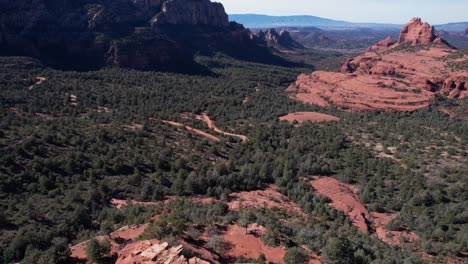 Drone-Shot-of-Red-Sandstone-Formations-and-Bushland-in-Landscape-of-Sedona,-Arizona-USA