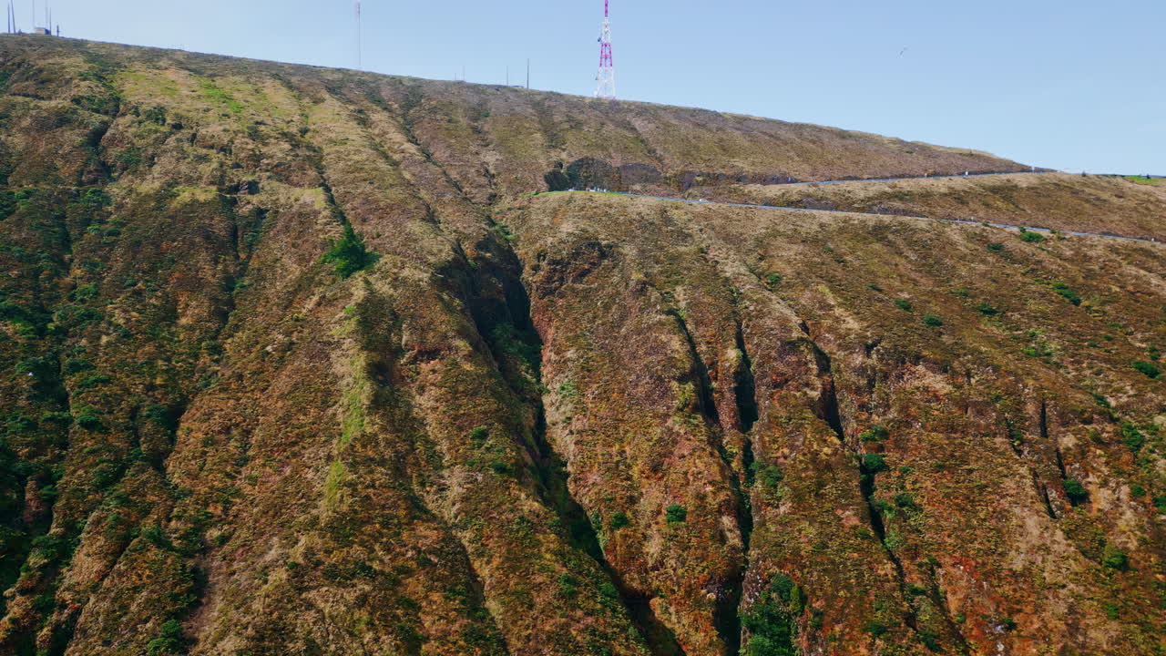 여름에 화산 언덕에서 5g 통신 타워를 탑재합니다.