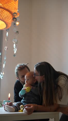 familia con el bebé jugando en casa