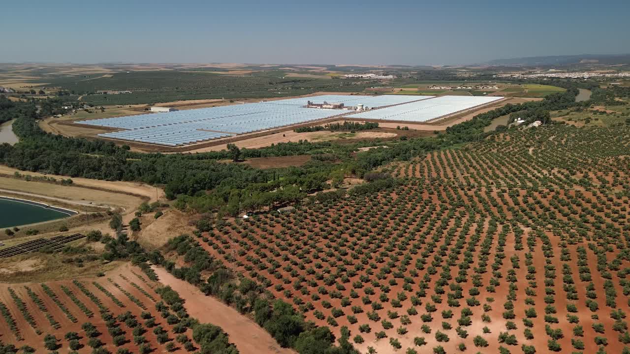 vista aérea de una instalación de paneles solares en el medio de un campo