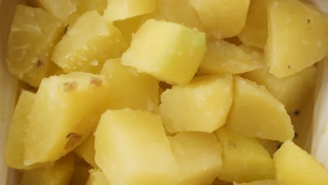 primer plano de patatas cocidas en cubos