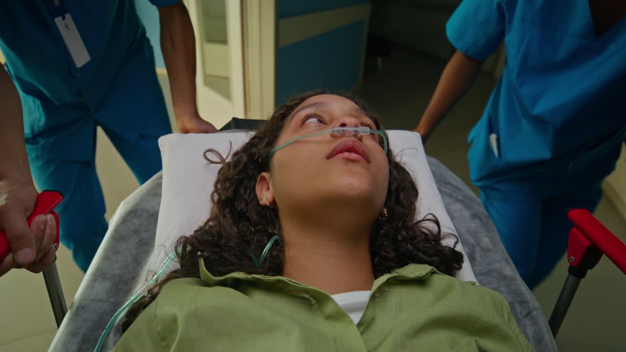 niña herida siendo transportada al hospital