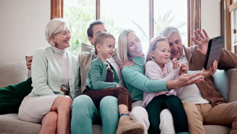 gran familia feliz, tableta y onda para llamada de video