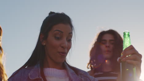 Mujer-De-Raza-Mixta-Bailando-Grupo-De-Amigos-Diversos-Pasando-El-Rato-Disfrutando-De-La-Música-De-Baile-De-La-Fiesta-En-La-Azotea-Al-Atardecer-Bebiendo-Alcohol-Divirtiéndose-En-La-Reunión-De-Fin-De-Semana