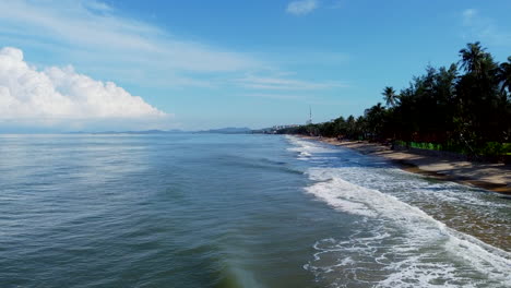 Schweben-Sie-über-Dem-Atemberaubenden-Strand-Von-Phu-Quoc-Und-Fangen-Sie-Den-Panoramablick-Auf-Das-Meer-Und-Das-üppige-Dschungelgrün-In-Atemberaubenden-Drohnenaufnahmen-Ein