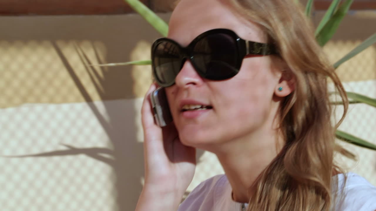 разговаривать по телефону во время прогулки