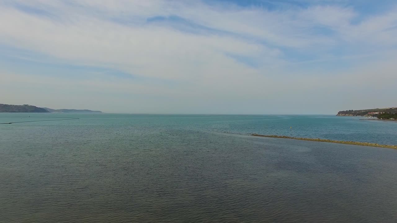 포코팔리스체 스콜크 해변, 솔베니아, 공중 드론 상승 샷에서 이탈리아 베니스 방향으로 아드리아 해의 트리에스테 만의 높은 전망