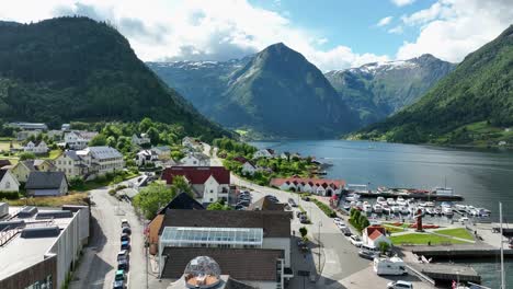 Stadtzentrum-Von-Balestrand-In-Norwegen-Mit-Der-Küste-Des-Sognefjords-Und-Der-Idyllischen-Berglandschaft-Des-Esefjords-Im-Hintergrund