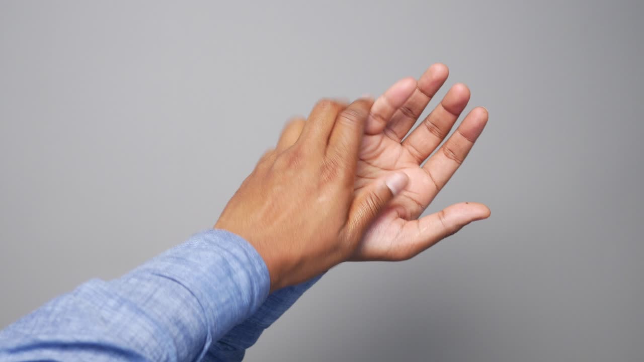 человек испытывает боль в руке