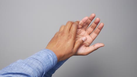 persona que experimenta dolor en la mano