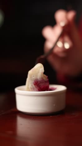 comer pierogi o postre con salsa