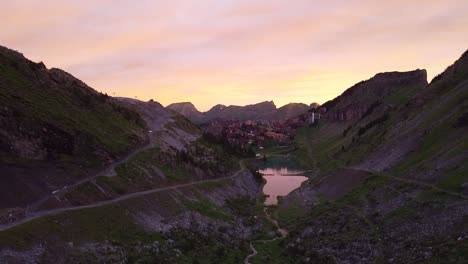 Tiro-De-Drone-De-Amanecer-De-Montañas-Y-Estación-De-Esquí