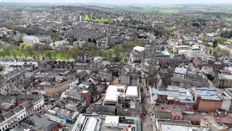 El-Centro-De-La-Ciudad-De-Harrogate,-North-Yorkshire,-Reino-Unido,-Panorámica-Aérea-De-Drones