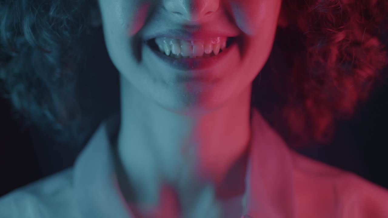 Donna che sorride con illuminazione al neon