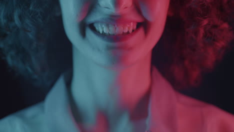 mujer sonriendo con iluminación de neón