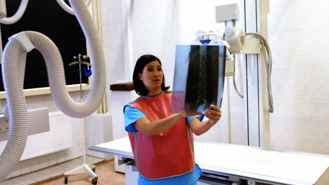 Female-doctor-examining-x-ray