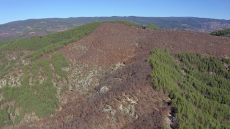 Drone-Moviéndose-Por-Las-Laderas-De-Skribina,-Un-Lugar-Conocido-Por-Sus-Milagrosos-Poderes-Curativos-Ubicado-En-Las-Cordilleras-De-Las-Montañas-Ródope-En-Bulgaria