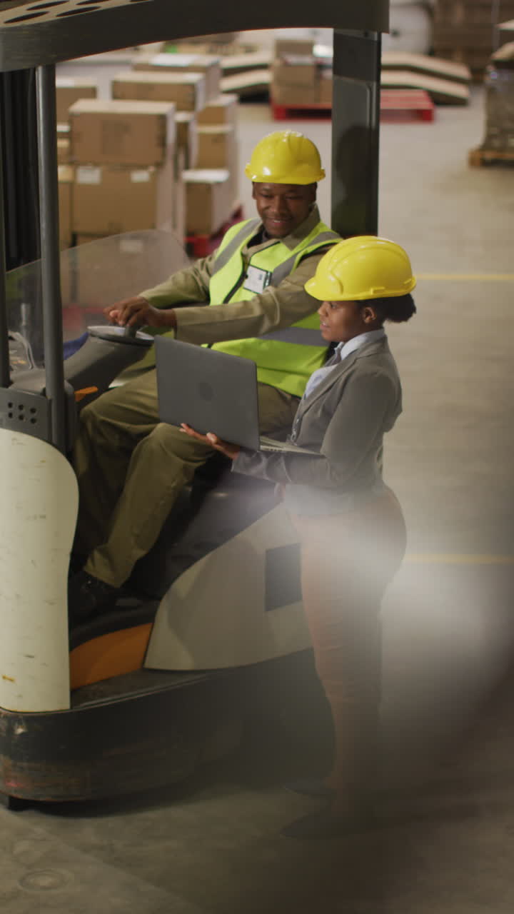 video vertical de trabajadores afroamericanos masculinos y femeninos hablando en un almacén