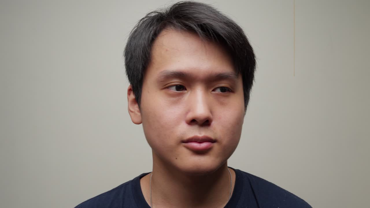 중국인은 그의 눈에 놀라운 표정으로 놀랐다.