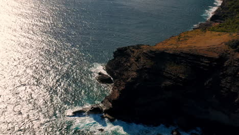 Toma-Aérea-De-La-Puesta-De-Sol-En-Puerto-Inglés-En-Antigua,-Caribe-Con-Vistas-De-Yates,-Veleros,-Puerto-Deportivo,-Bahía-Y-Acantilados