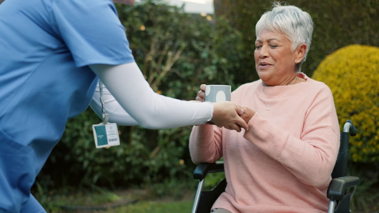 mujer mayor, jubilada y al aire libre con café