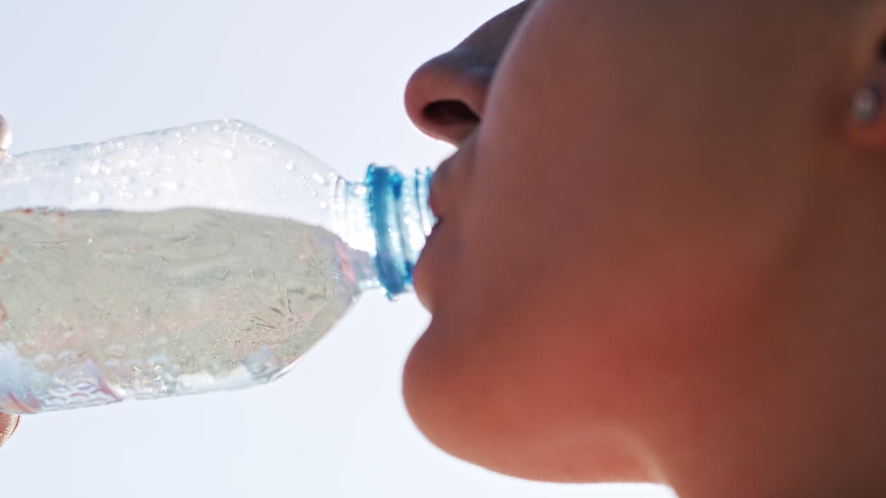 vista en mano de una mujer tomando un sorbo de agua