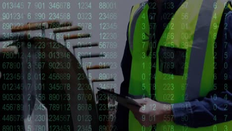 pantalla con procesamiento de datos contra la construcción del hombre caucásico que trabaja en el sitio de construcción