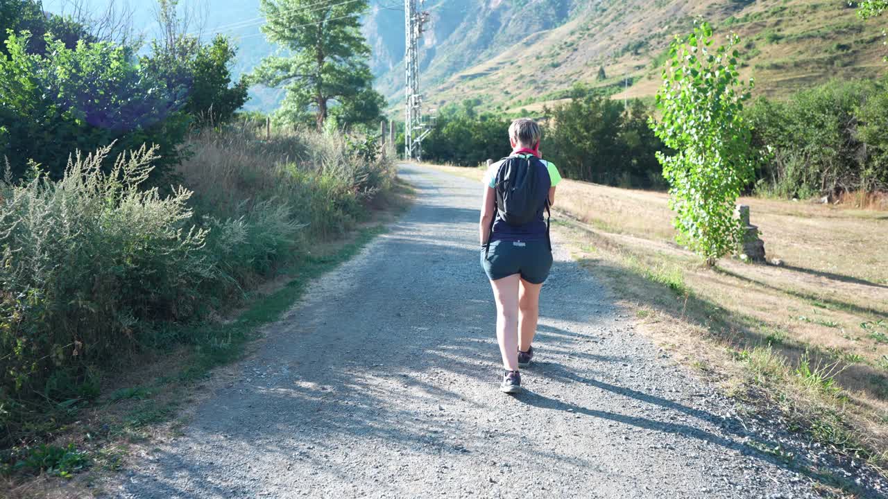 Donna che cammina su un sentiero in montagna