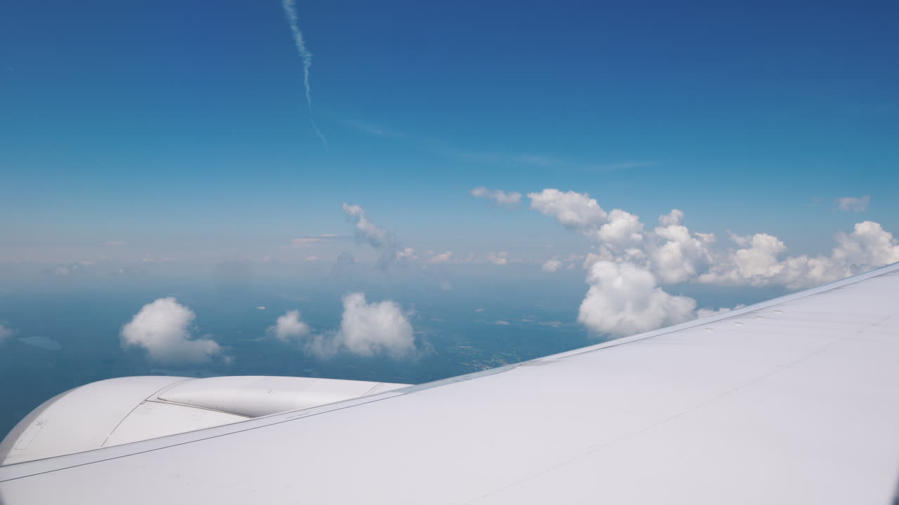 вид из окна авиалайнера на крыло самолета с большим двигателем и красивым c