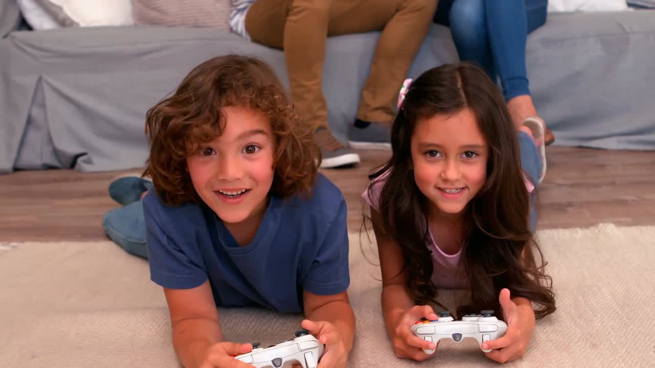 Fratello e sorella che giocano ai videogiochi
