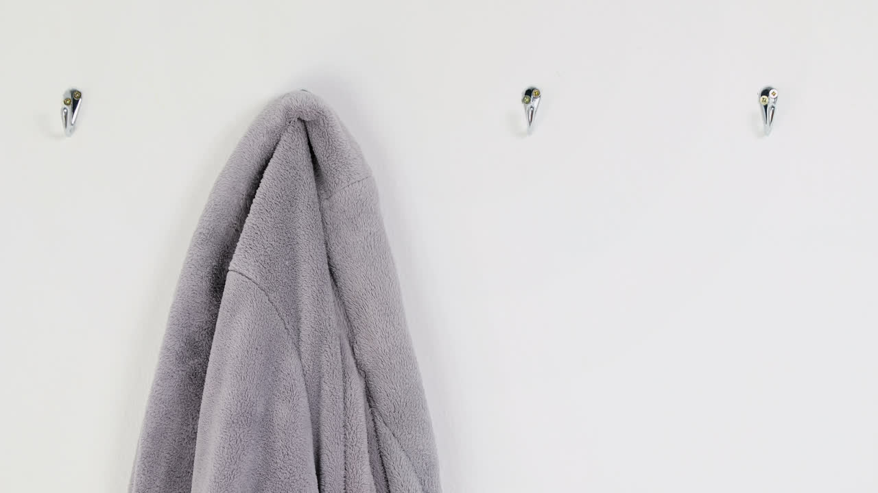 крупный снимок халата, висящего на крюке 4k