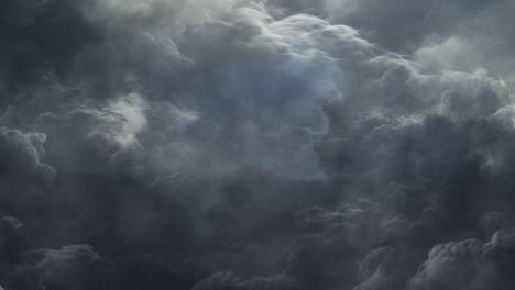 las nubes oscuras son la noche durante una tormenta