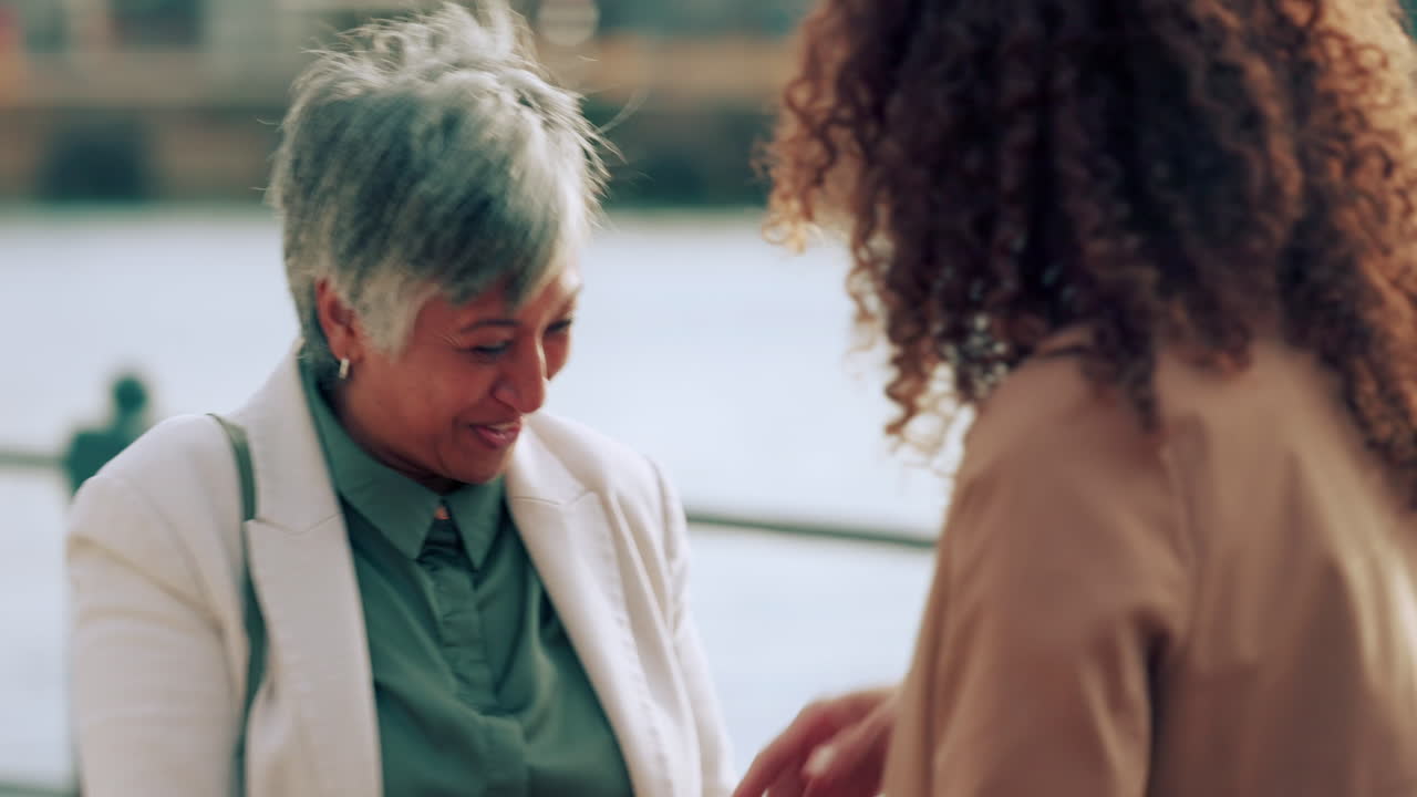 madre y hija felices abrazándose