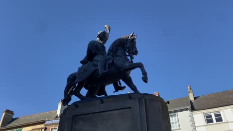 Statue-of-Charles-William-Vane-Stewart-on-horseback-in-Durham-City-Market-Place,-with-a-clear-blue-sky