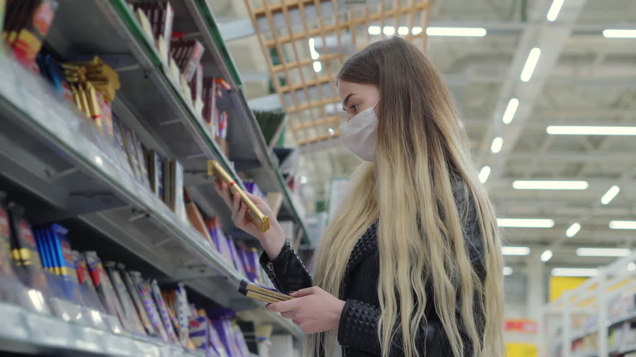 mujer comprando chocolate en un supermercado