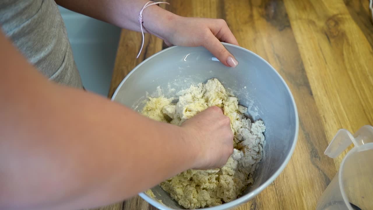 mujer mezclando ingredientes de pasta en un bol
