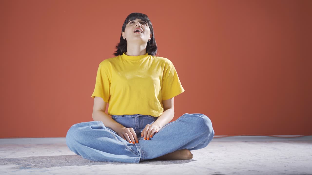 행복한 깊은 호흡 여성.