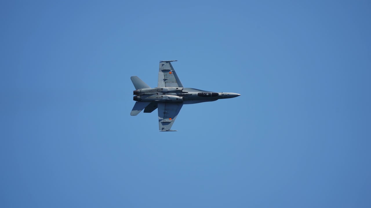 Caccia militare che esegue una virata accentuata nel cielo