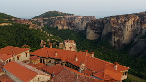 Klöster-Von-Varlaam-Und-Rousanou-Auf-Riesigen-Felsformationen-In-Meteora,-Kalampaka,-Griechenland-In-Der-Abenddämmerung