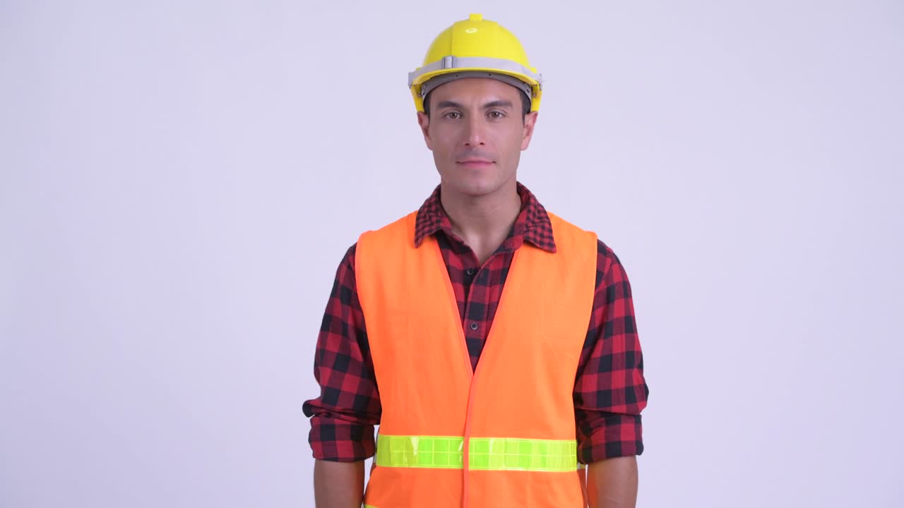 joven y guapo hombre hispano trabajador de la construcción