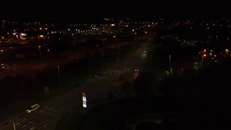 Faros-De-Tráfico-Nocturno-Que-Conducen-La-Vista-Aérea-De-La-Intersección-De-La-Autopista-De-La-Ciudad-Británica