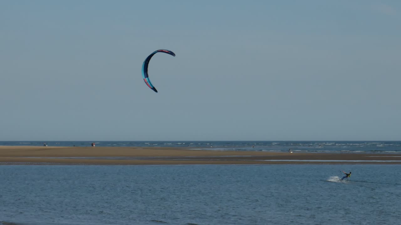 un kitesurfista disfrutando en la costa española