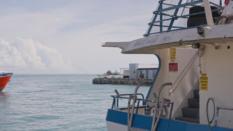 barcos estacionados en el puerto de saipan