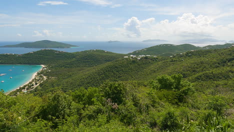 Schwenk-Nach-Links-Auf-Eine-Landschaft-Der-Insel-Saint-Thomas-Und-Der-Bucht-Von-Magens