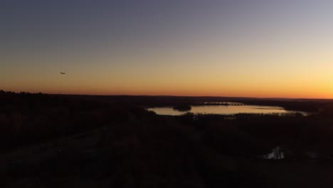 Un-Avión-Desciende-Hacia-La-Pista-Del-Aeropuerto-Internacional-De-Saint-Paul,-Minneapolis,-Al-Atardecer