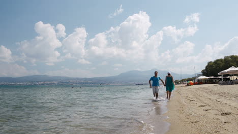 Junges-Paar-Läuft-Am-Strand-Entlang