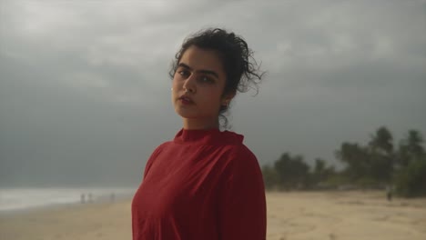 Schöne-Junge-Indische-Frau-Posiert-Am-Strand