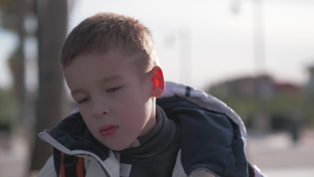 밖에서 혼란스러워 보이는 어린 소년